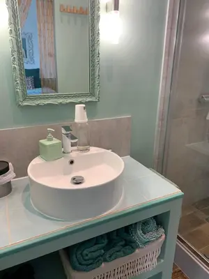 Salle de bains dans l'établissement Aux couleurs de Commarin CHAMBRES d'hôtes
