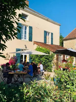 Jardin de l'établissement Aux couleurs de Commarin CHAMBRES d'hôtes