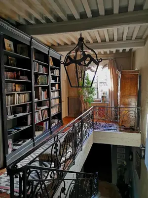 Bibliothèque dans le séjour chez l'habitant