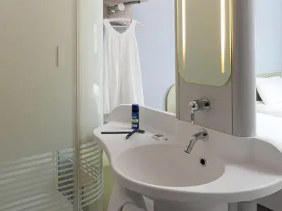 Salle de bains dans l'établissement ibis budget Montceau les Mines