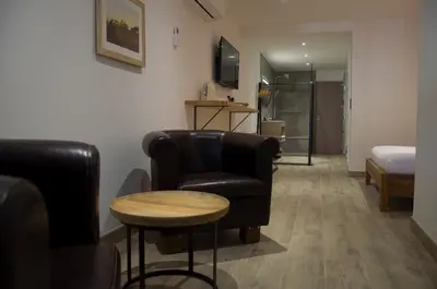 Coin salon dans l'établissement Aux Platanes