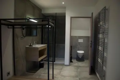 Salle de bains dans l'établissement Aux Platanes