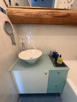 Salle de bains dans l'établissement Doubs Séjour - Chambres climatisées Petits déj en supplément