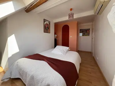 Un ou plusieurs lits dans un hébergement de l'établissement Doubs Séjour - Chambres climatisées Petits déj en supplément