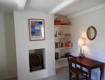 Bibliothèque dans la maison de vacances