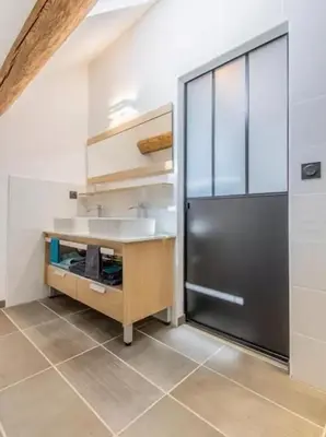 Cuisine ou kitchenette dans l'établissement La Bergerie maison 2 chambres dans le village de Palleau, Les Blés Dorés maison 3 chambres et les Graines de Lin maison 3 chambres à Corgengoux avec piscine, verger, terrasses aménagées, parking voitures, terrain de pétanque, à vous de choisir votre gîte