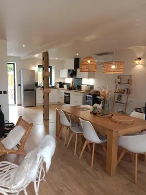 Cuisine ou kitchenette dans l'établissement La Bergerie maison 2 chambres dans le village de Palleau, Les Blés Dorés maison 3 chambres et les Graines de Lin maison 3 chambres à Corgengoux avec piscine, verger, terrasses aménagées, parking voitures, terrain de pétanque, à vous de choisir votre gîte
