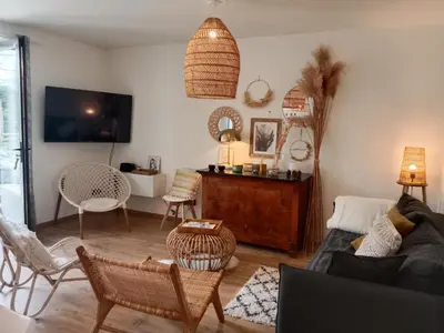 Télévision ou salle de divertissement dans l'établissement La Bergerie maison 2 chambres dans le village de Palleau, Les Blés Dorés maison 3 chambres et les Graines de Lin maison 3 chambres à Corgengoux avec piscine, verger, terrasses aménagées, parking voitures, terrain de pétanque, à vous de choisir votre gîte