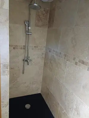 Salle de bains dans l'établissement Le Clos des Lavandes
