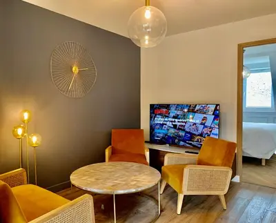 Télévision ou salle de divertissement dans l'établissement Les Trois B - Hypercentre de Beaune