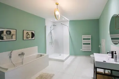 Salle de bains dans l'établissement La Suite Gainsbourg