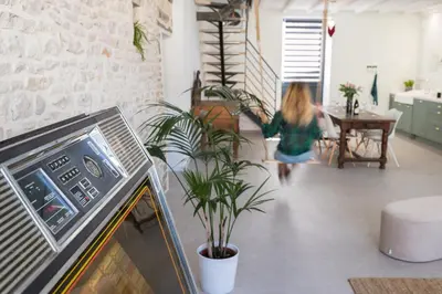 Télévision ou salle de divertissement dans l'établissement La Suite Gainsbourg