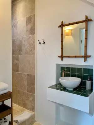 Salle de bains dans l'établissement Le Cocand