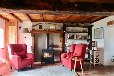 Coin salon dans l'établissement gîte Aux Petits Bonheurs avec vue panoramique