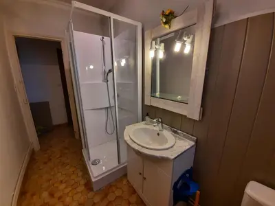 Salle de bains dans l'établissement Joli appartement meublé