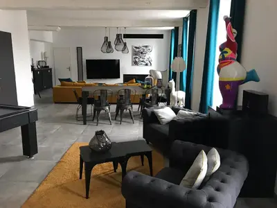 Télévision ou salle de divertissement dans l'établissement Les remparts