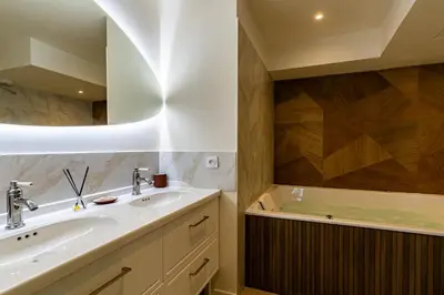 Salle de bains dans l'établissement La Maison George