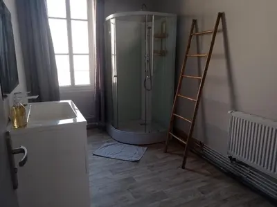 Salle de bains dans l'établissement La Résidence du Canal de Bourgogne