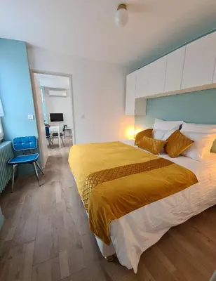 Un ou plusieurs lits dans un hébergement de l'établissement La Maison de la Douce Heure, 4 appartements climatisés avec jardin au centre ville proche des Thermes
