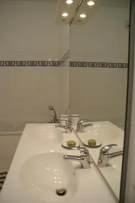 Salle de bains dans l'établissement Le Relais des Négociants