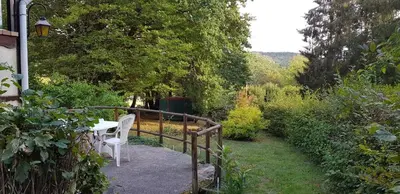 Jardin de l'établissement Le chalet du lac de chaumeçon au coeur du morvan