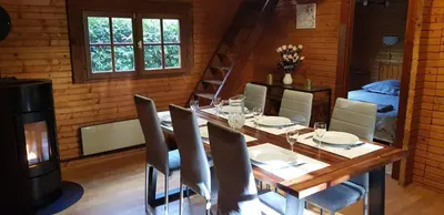 Coin salon dans l'établissement Le chalet du lac de chaumeçon au coeur du morvan