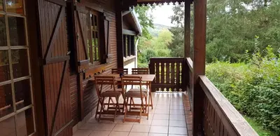Balcon ou terrasse dans l'établissement Le chalet du lac de chaumeçon au coeur du morvan