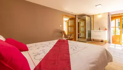 Un ou plusieurs lits dans un hébergement de l'établissement Gîte La grange des Hirondelles 15 personnes 5litsdoubles 5litssimples 1convertible chez MAYMARD Yannick à 28 route de la croix forêt à ANTULLY réf à Gîte de France G2005 Corps de ferme entièrement rénové de bon standing