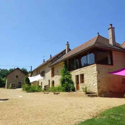 Gîte La grange des Hirondelles 15 personnes 5litsdoubles 5litssimples 1convertible chez MAYMARD Yannick à 28 route de la croix forêt à ANTULLY réf à Gîte de France G2005 Corps de ferme entièrement rénové de bon standing