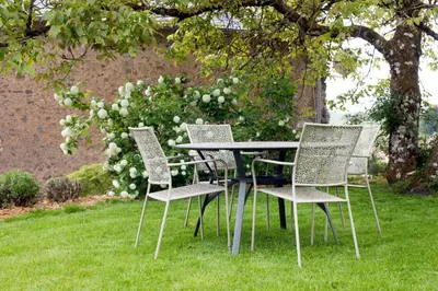 Jardin de l'établissement Maison de vacances Les Mésanges, à Ménessaire