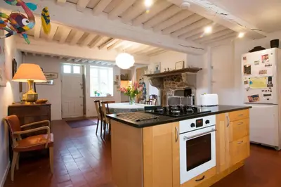 Cuisine ou kitchenette dans l'établissement Maison de vacances Les Mésanges, à Ménessaire