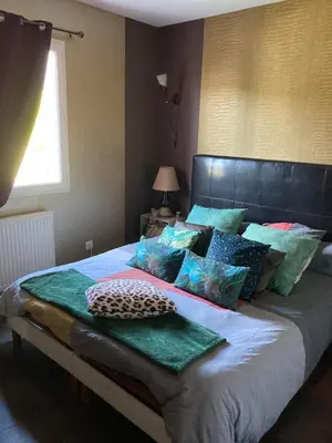 Un ou plusieurs lits dans un hébergement de l'établissement BEAUN'MAISON Spa Piscine Borne électrique