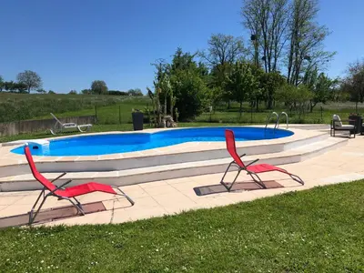Piscine de l'établissement Petite Maison de campagne dépaysante ou située à proximité