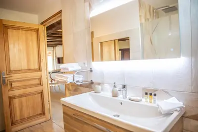 Salle de bains dans l'établissement Le Moulin d'Hauterive