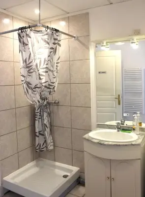 Salle de bains dans l'établissement Appartement Alouette