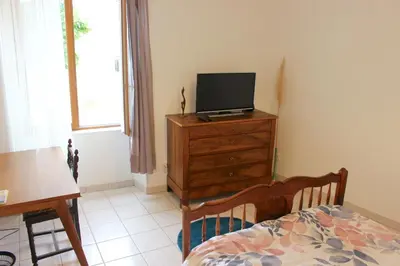 Télévision ou salle de divertissement dans l'établissement Appartement Alouette