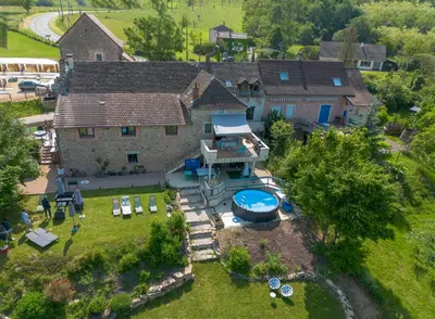 Piscine de l'établissement La Maison de la Colline ou située à proximité