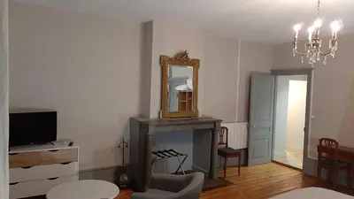 Télévision ou salle de divertissement dans l'établissement La Levriere d'Arc les Gray Chambre D'hotes