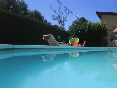 Piscine de l'établissement Maison/Gîte familial dans le Jura à 200m du lac avec piscine privée ou située à proximité