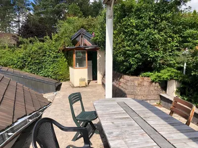 Jardin de l'établissement Maison/Gîte familial dans le Jura à 200m du lac avec piscine privée