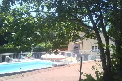Piscine de l'établissement Maison/Gîte familial dans le Jura à 200m du lac avec piscine privée ou située à proximité