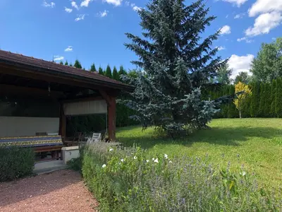Jardin de l'établissement Maison/Gîte familial dans le Jura à 200m du lac avec piscine privée