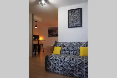 Coin salon dans l'établissement Le Faubourg-Raines - Chaleureux studio à 5mn de la gare