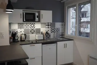 Cuisine ou kitchenette dans l'établissement Le Faubourg-Raines - Chaleureux studio à 5mn de la gare