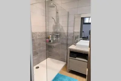 Salle de bains dans l'établissement Gray centre ville avec vue sur Saône