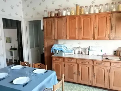 Cuisine ou kitchenette dans l'établissement Gray centre ville avec vue sur Saône