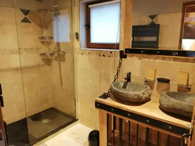 Salle de bains dans l'établissement Gîte Les Hauts de Morey - Aux Bonnes-Mares
