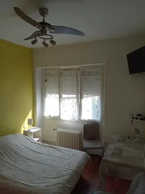 Un ou plusieurs lits dans un hébergement de l'établissement Chambre meublée au cœur de ville - chez l'habitant