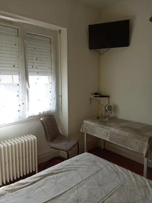 Un ou plusieurs lits dans un hébergement de l'établissement Chambre meublée au cœur de ville - chez l'habitant