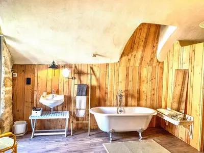 Salle de bains dans l'établissement Les Volets Rouges